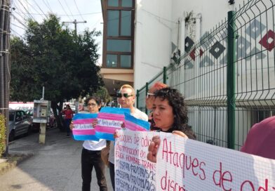 Hombre transgénero se manifiesta en la Contraloría General del Estado de Veracruz